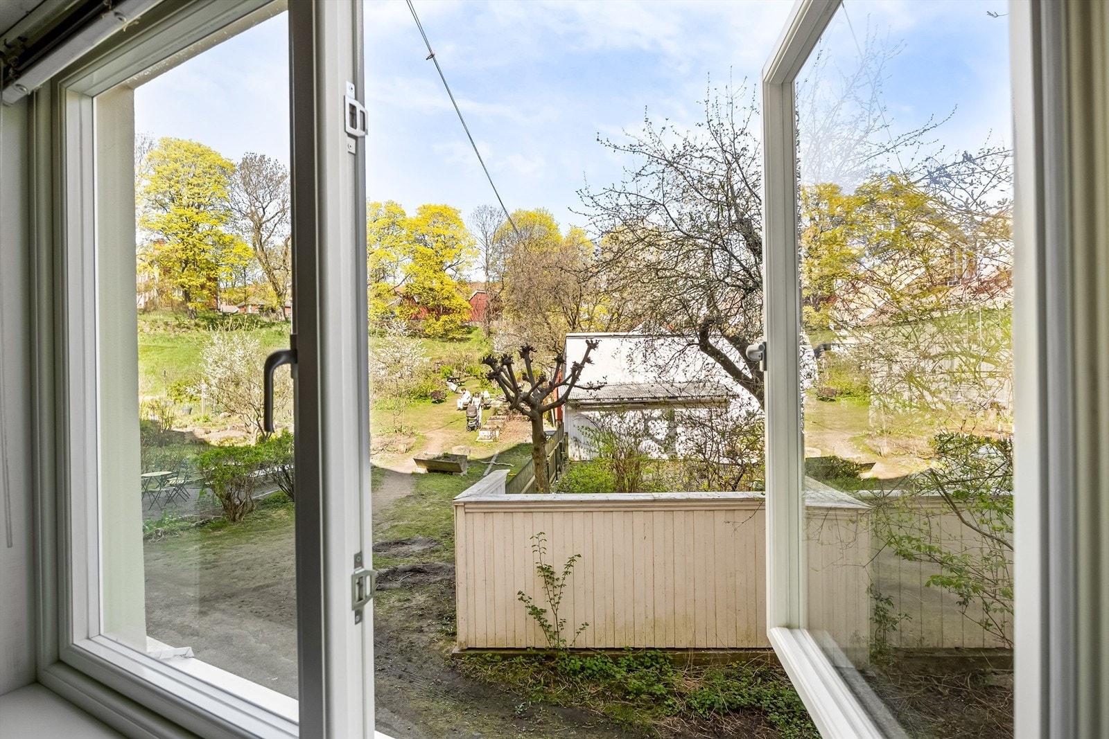 Store vindusflater med dype karmer som sikrer rikelig med naturlig lysinnslipp er en gjenganger i leiligheten - perfekt for planter og dekor. Galleribilde