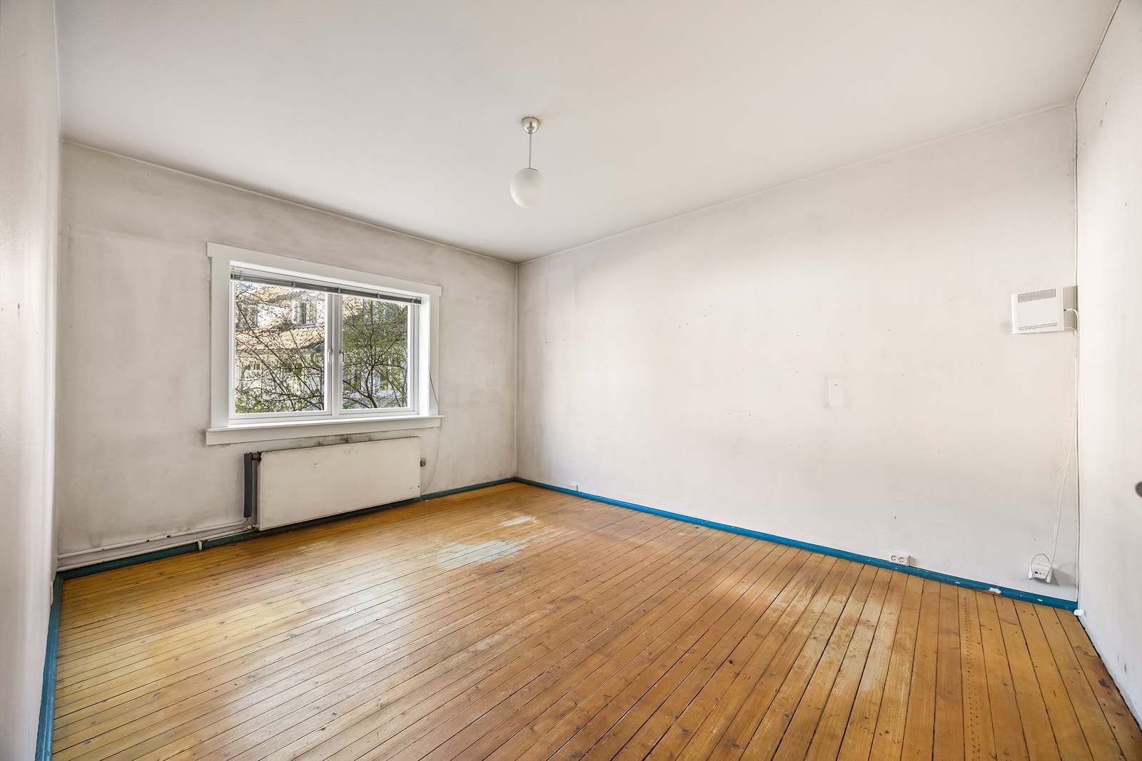 Begge soverommene har store vindusflater som gir rikelig med naturlig lys og ligger tilbaketrukket vendt mot rolig og frodig bakgård. Galleribilde