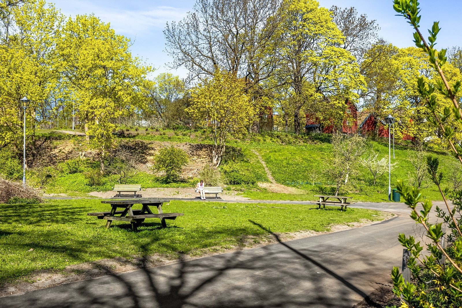 På dørstokken til leiligheten har du umiddelbar tilgang på grøntområder og parker som Iladalen Park, Arkitekt Rivertz' plass og turstiene langs Akerselva. Galleribilde