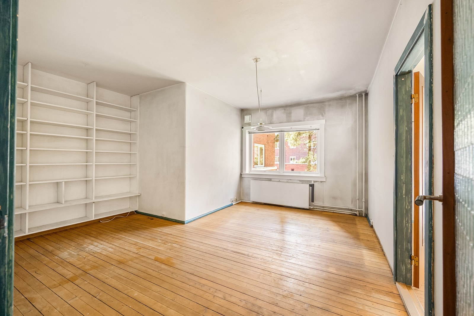 Leiligheten er gjennomgående og fremstår lys med store vindusflater fra 2017. Galleribilde