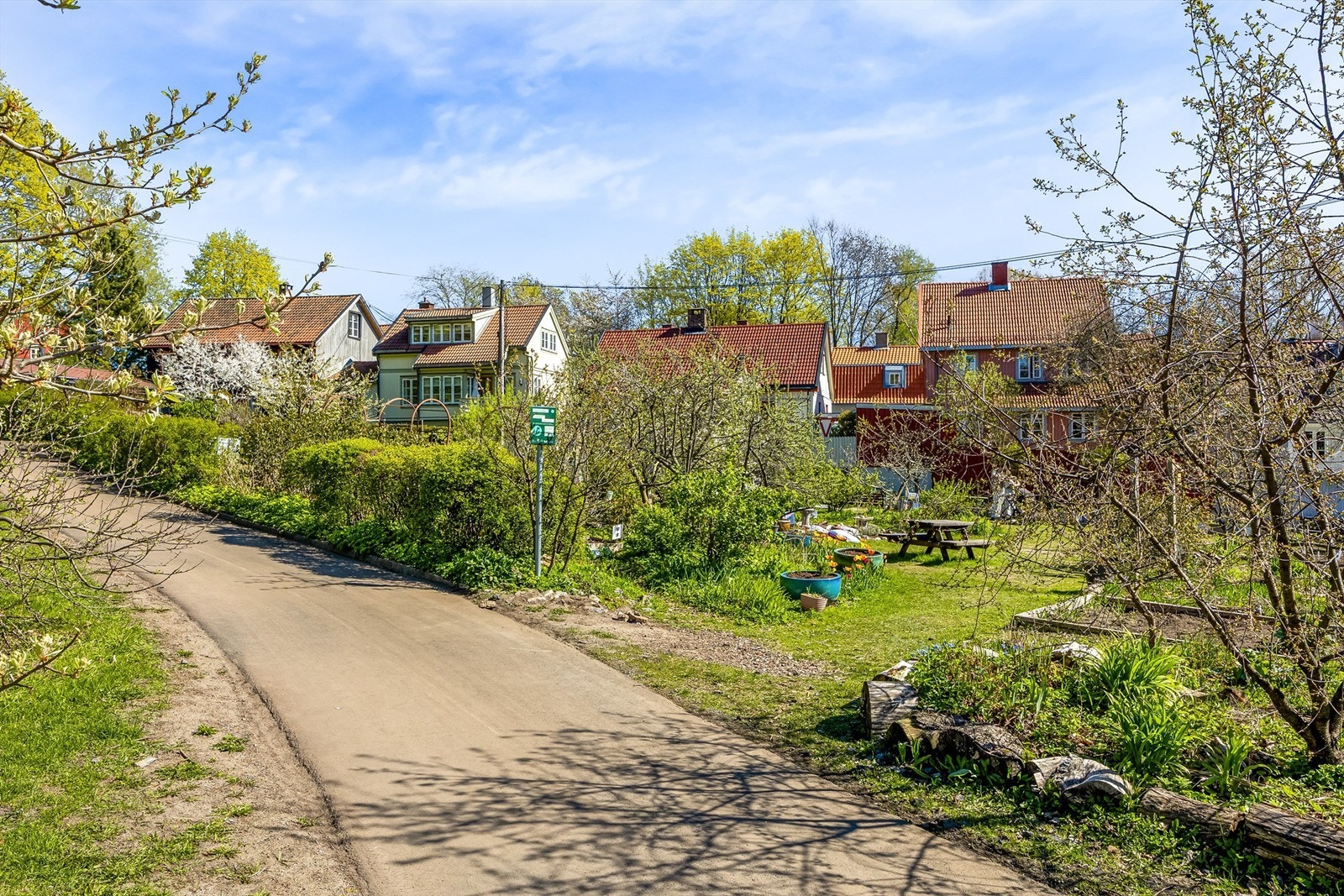 Leiligheten ligger veldig sentralt til i nærheten av Sagene, Iladalen og Grünerløkka, men samtidig tilbaketrukket i rolige omgivelser. Foto: Marit Andersen. Galleribilde
