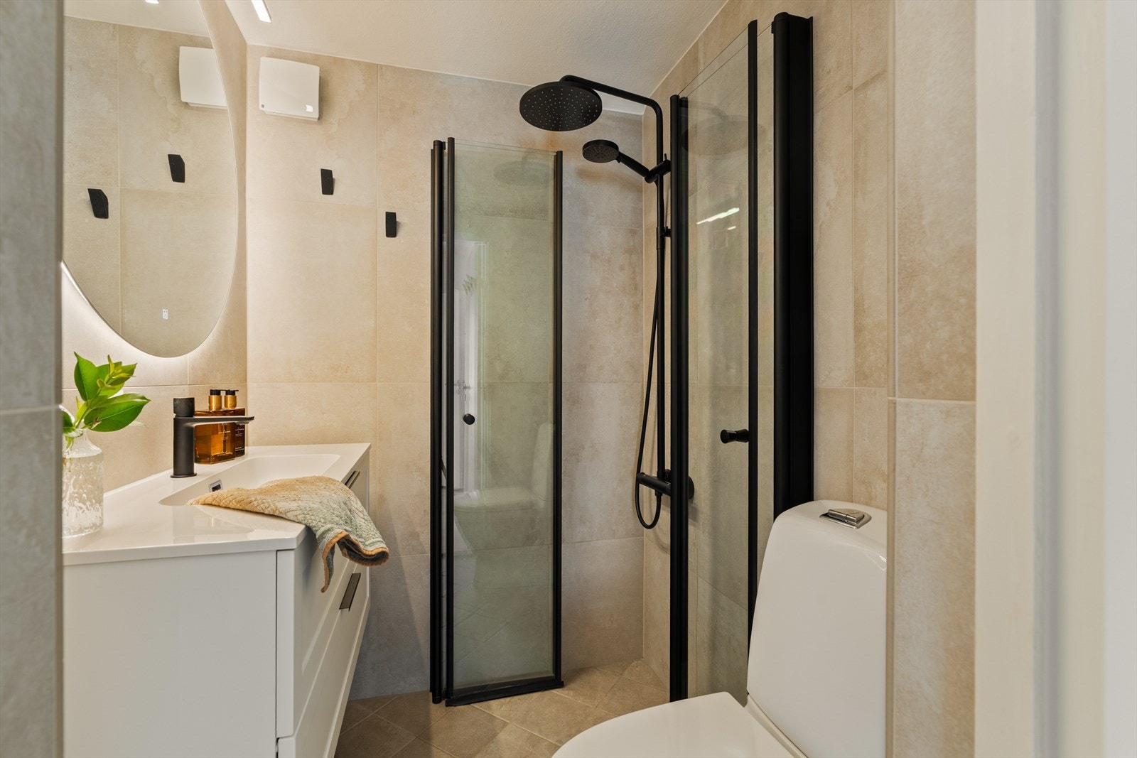 Badet har moderne og tidløs innredning og innfellbare dusjvegger Galleribilde