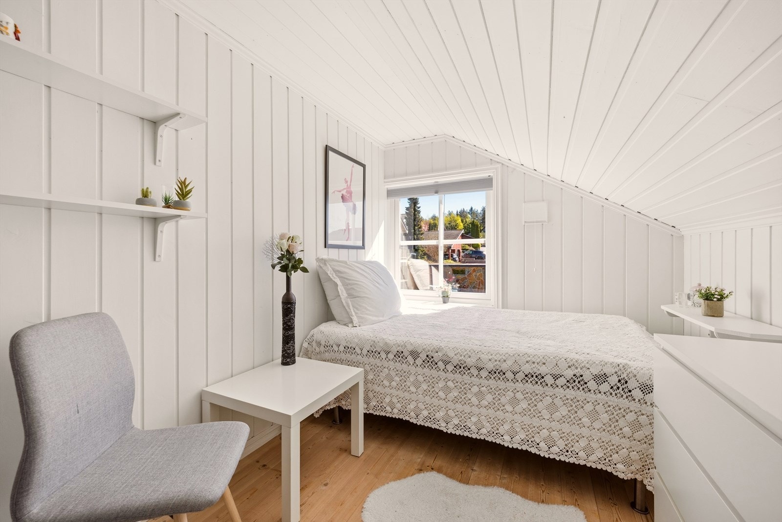 God plass for seng og kommode Galleribilde