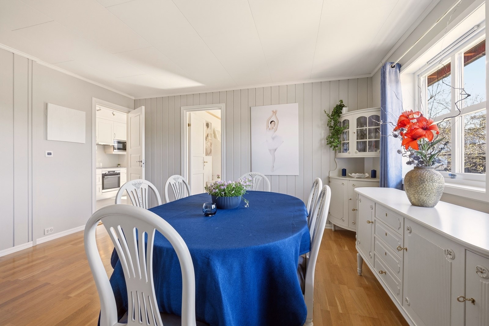 God plass for langbord med tilhørende møblement Galleribilde