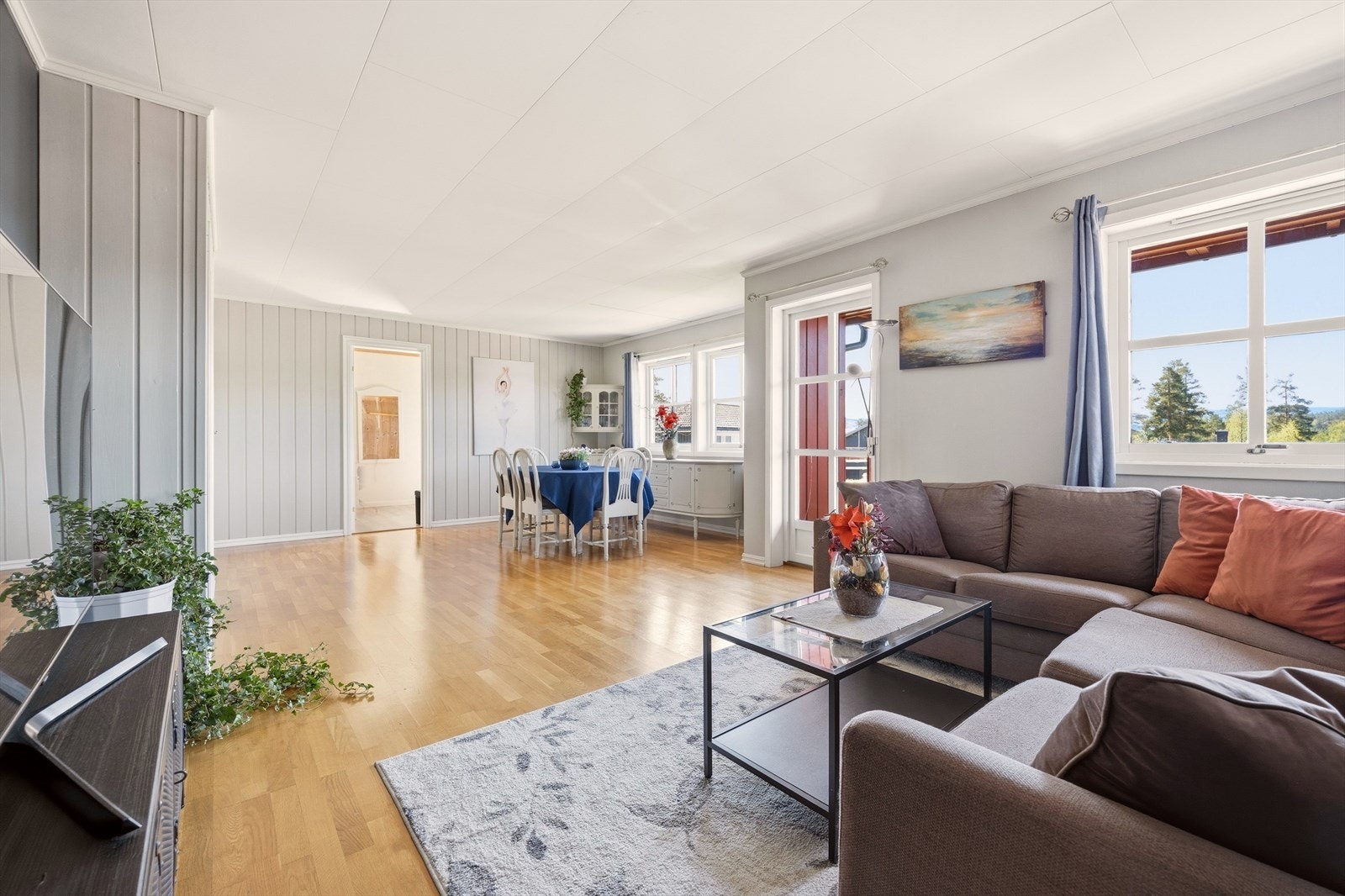 Store vindusflater bidrar til godt med naturlig lys Galleribilde