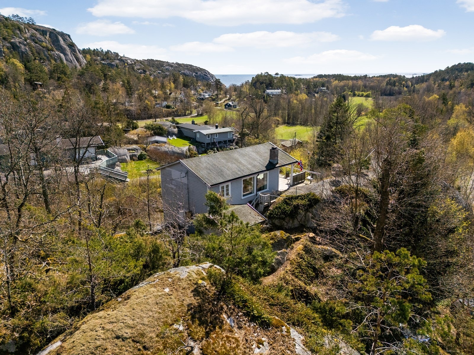 Hytta har en naturskjønn beliggenhet med spaseravstand til sjøen. Galleribilde