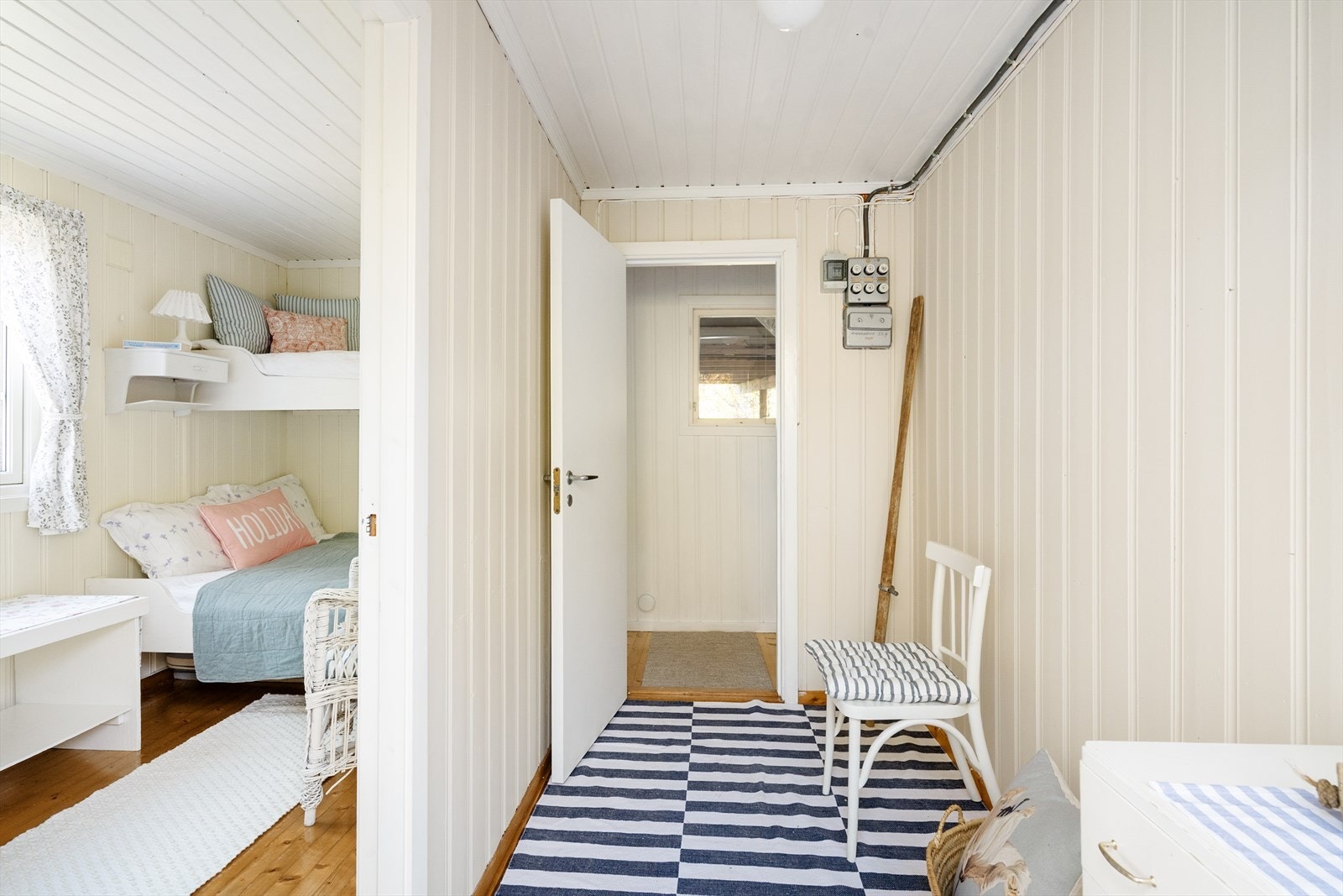 Fra gangen er det tilgang til det innredede rommet og en bod. Galleribilde