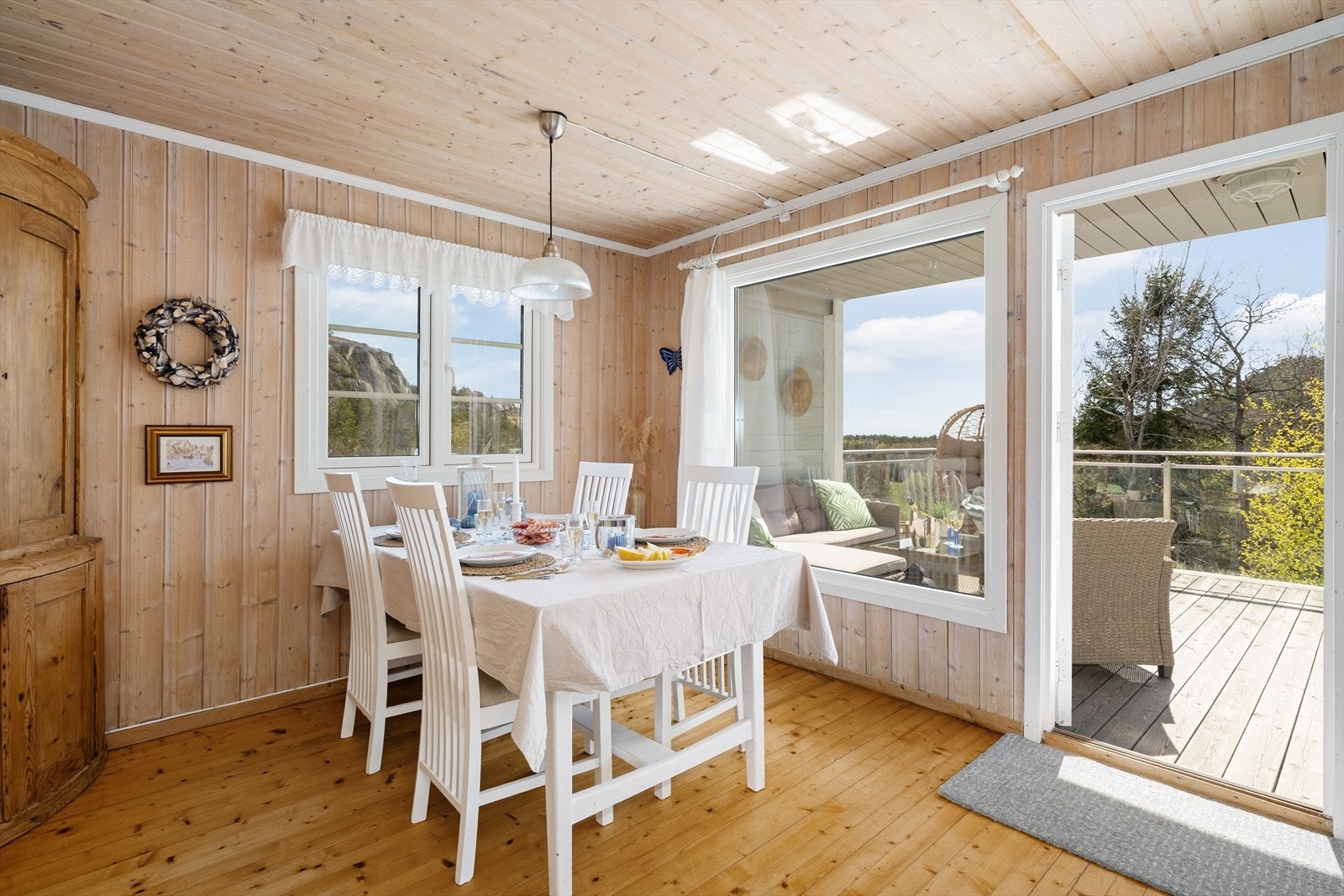 Spiseplassen er plassert ved vinduet med utsyn mot terrassen og naturen. Galleribilde
