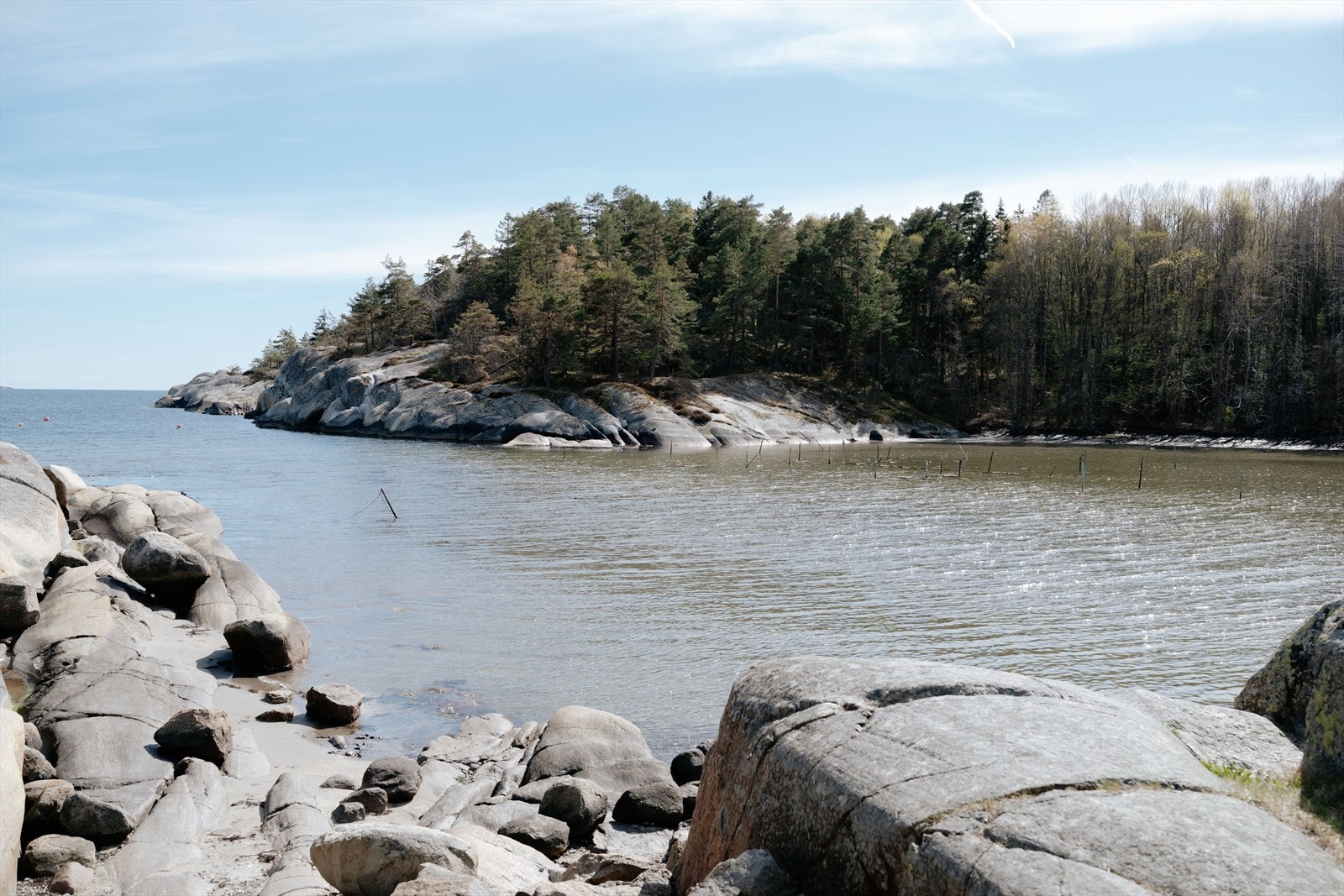 Landskapet er preget av svaberg og kystnatur. Galleribilde