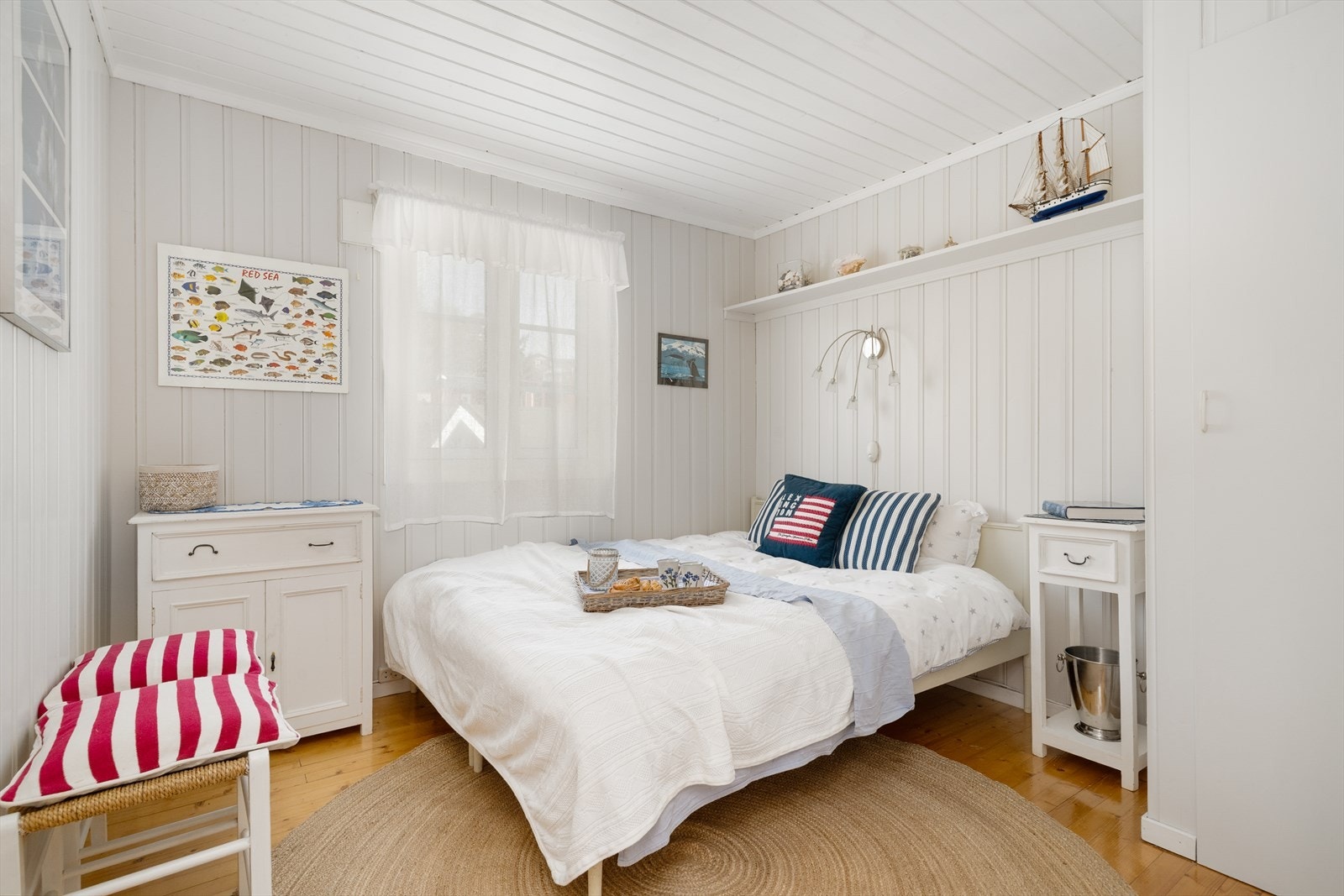 Et av to soverom i hovedetasjen, med plass til dobbeltseng. Galleribilde