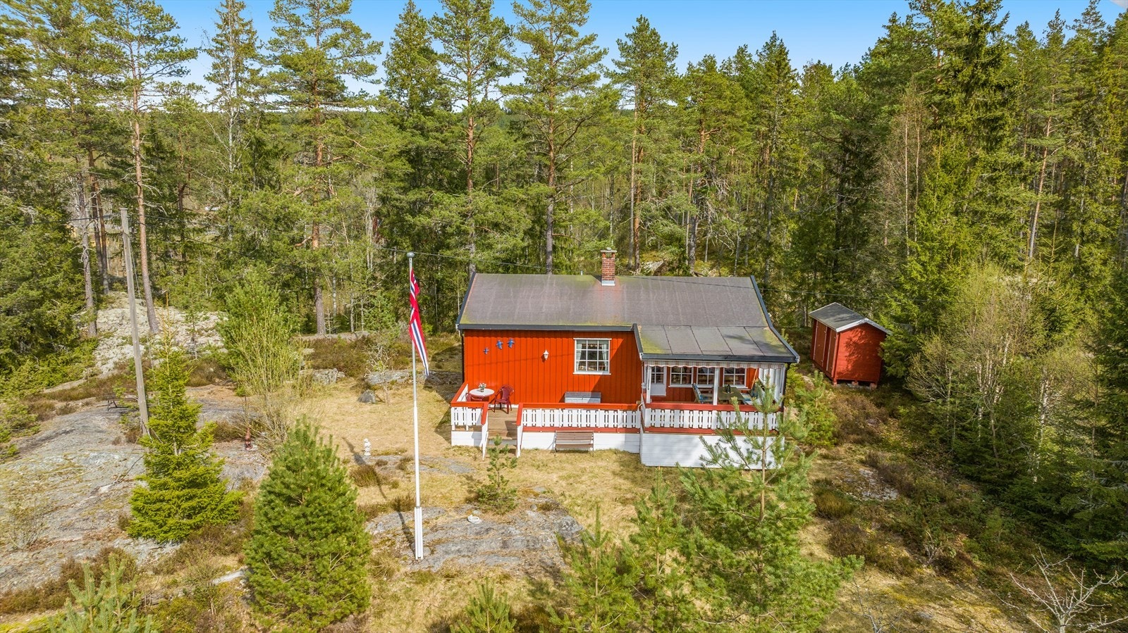 Hytta er oppført i 1969 og har en tradisjonell fasade med stående bordkledning. Galleribilde
