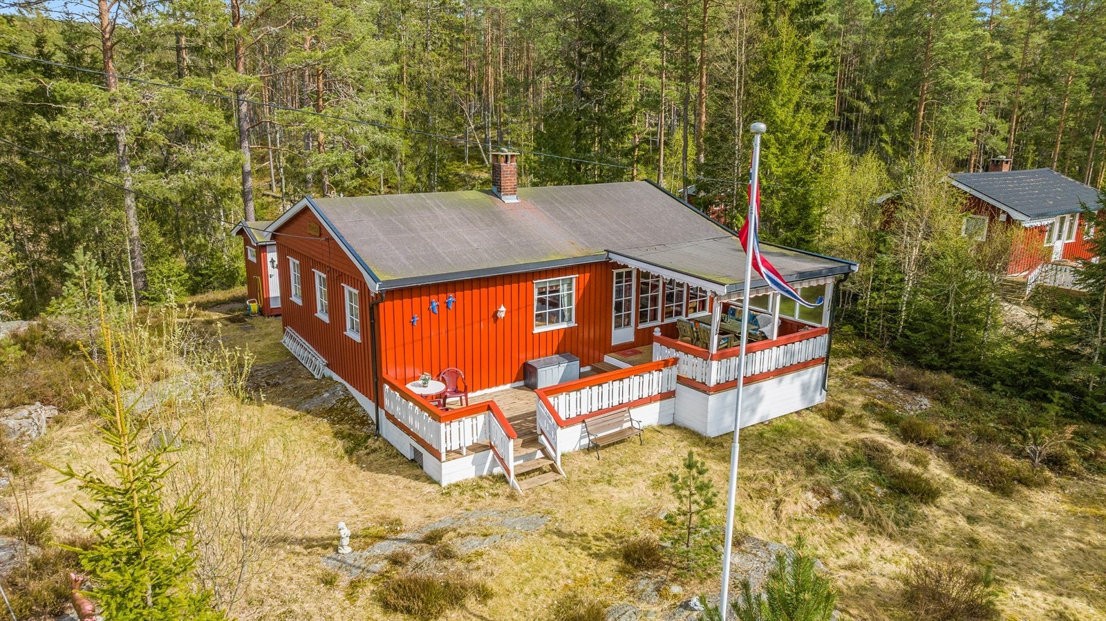 Hytta ligger høyt og fritt i terrenget. Galleribilde