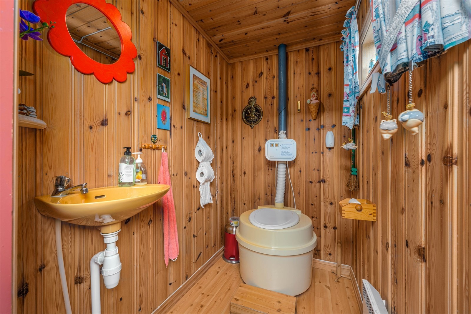 Praktisk rom med servant og toalettløsning. Galleribilde