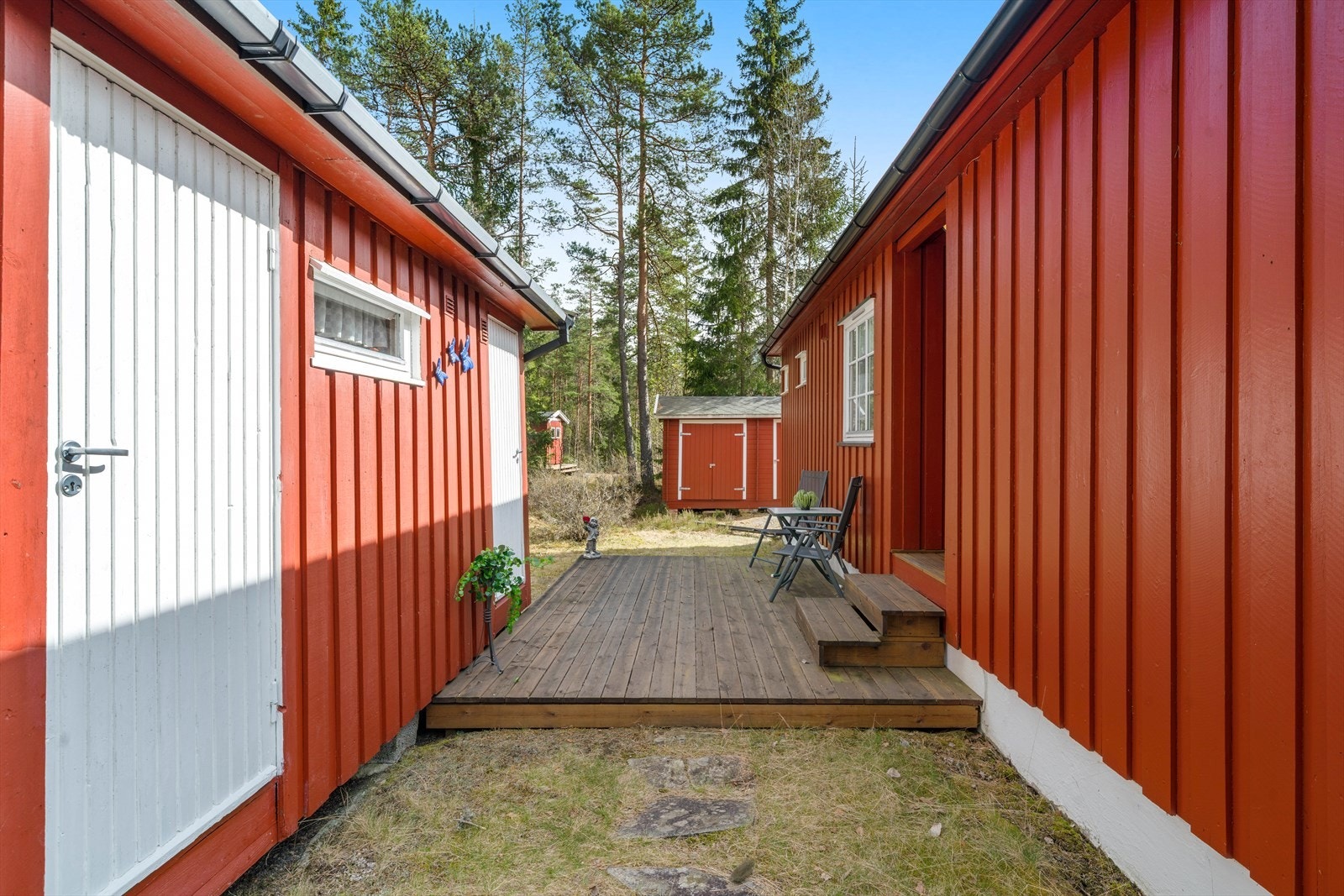 Uteområdet mellom hytta og annekset skaper et lunt og privat tun. Galleribilde