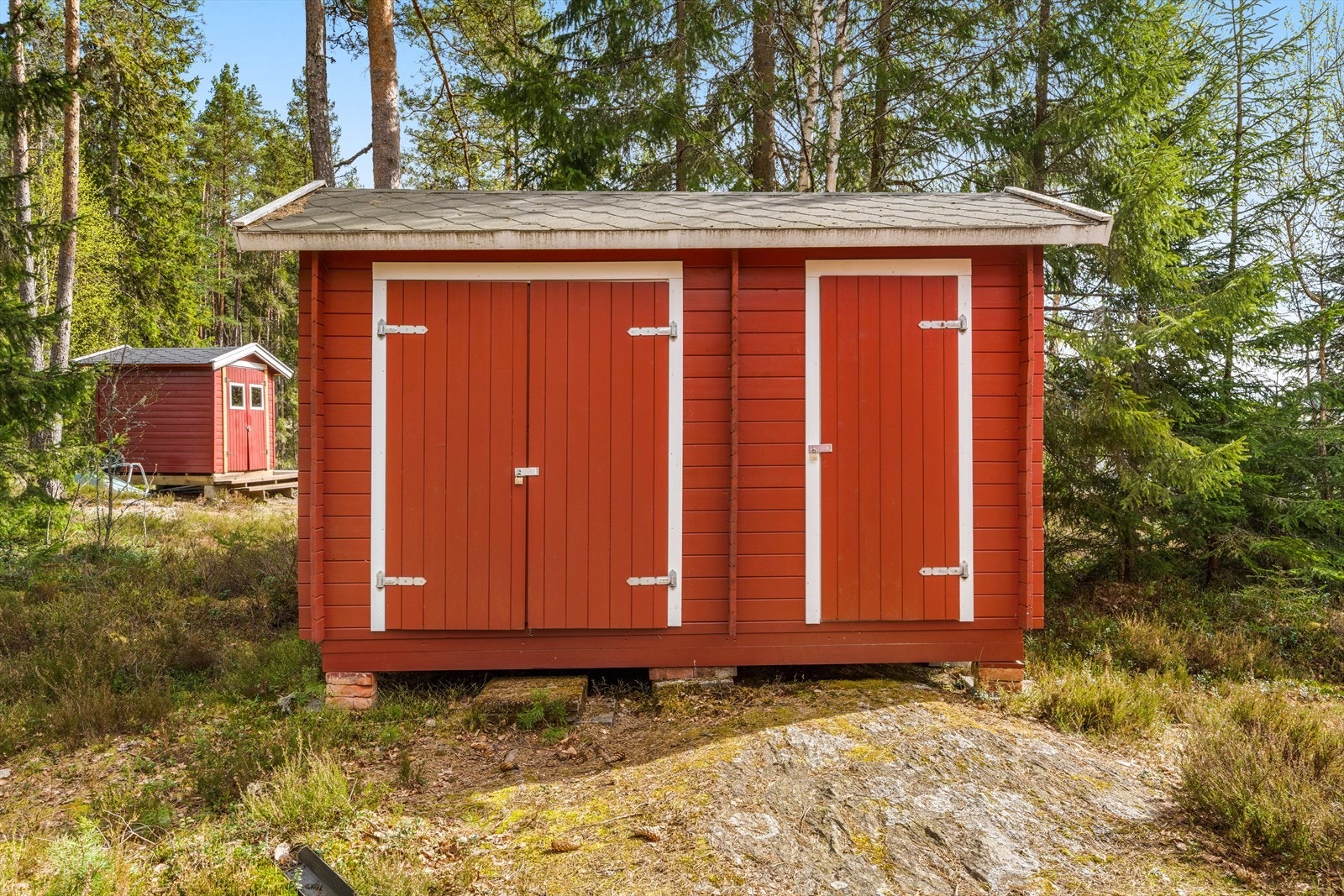 Bodene er fundamentert på stabbesteiner og direkte mot fjellgrunn. Galleribilde