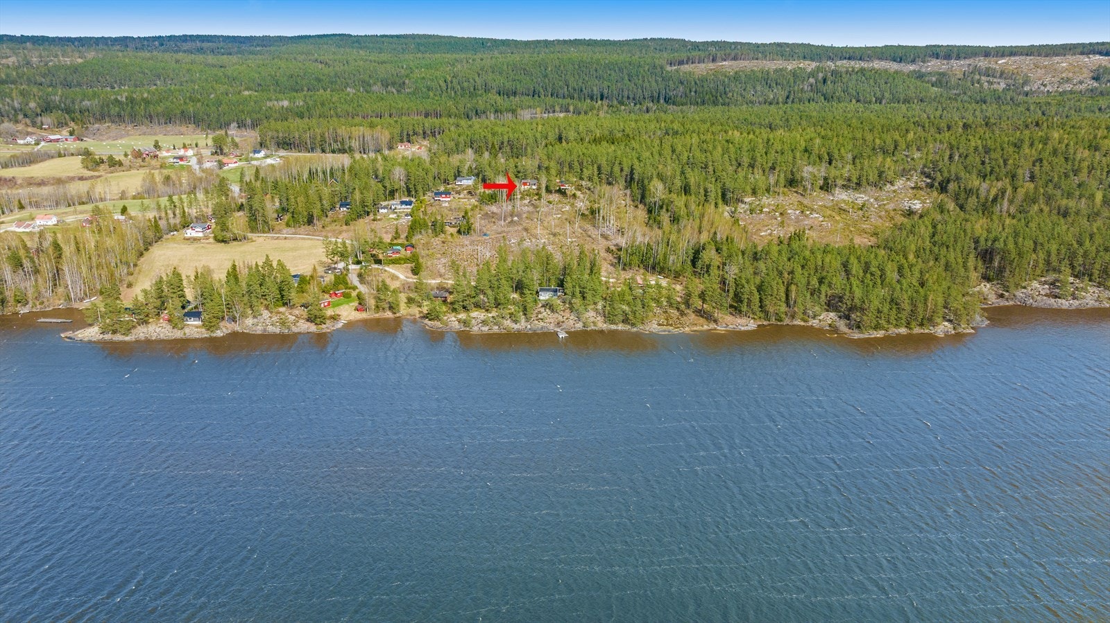 Eiendommen ligger usjenert til, omgitt av skog og med nærhet til Mjermen for bading og båtliv. Galleribilde