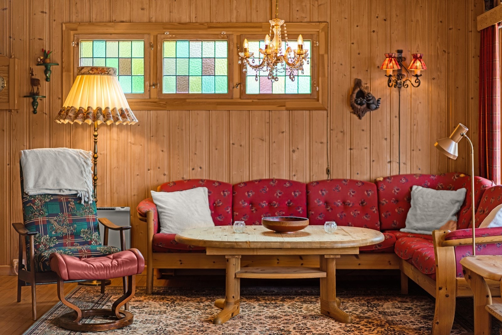 Romslig stue med god plass til en stor sofagruppe. Galleribilde