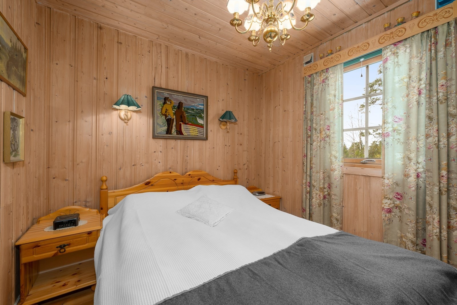 Alle soverommene har overflater med furugulv og trepanel, i tråd med resten av hytta. Galleribilde