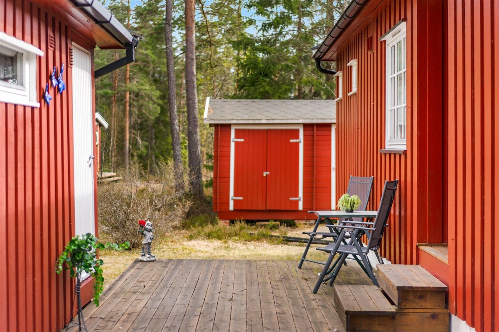 Eiendommen er fundamentert på fjell og har en lettstelt naturtomt. Galleribilde