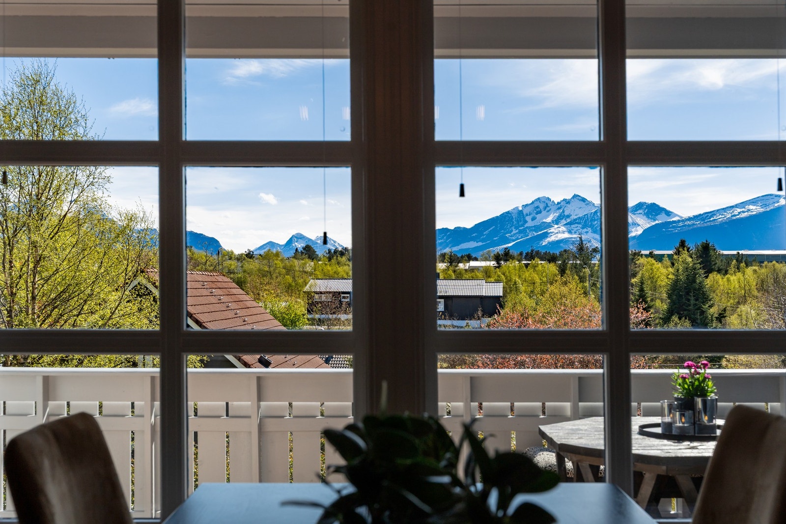 Se den flotte utsikten fra spisestuen. Galleribilde
