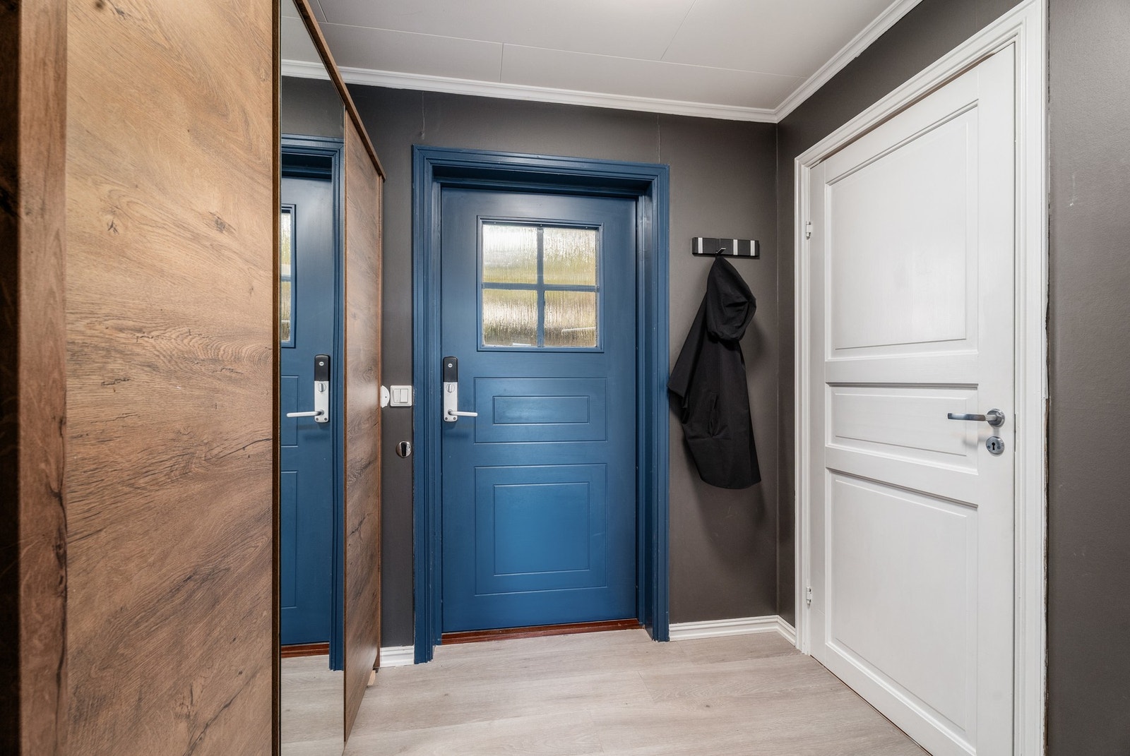 Romslig entré med muligheter for garderobeløsning. Galleribilde