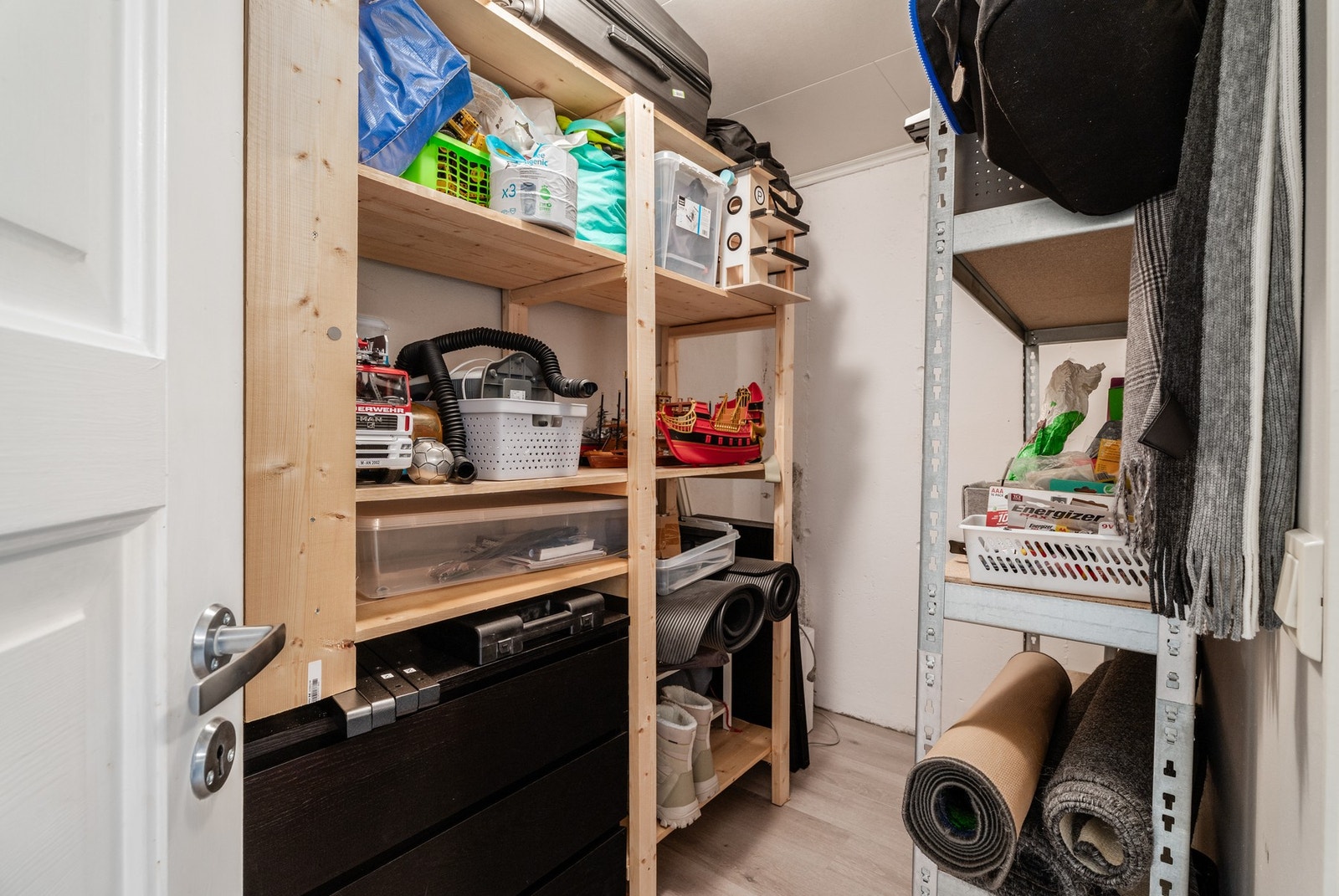 Boligen har gode oppbevaringsmuligheter i bod (ca. 5 m²) og på loft. Det er i tillegg en egen sportsbod på nordsiden av boligen, bare noen få meter fra inngangsdøren. Galleribilde