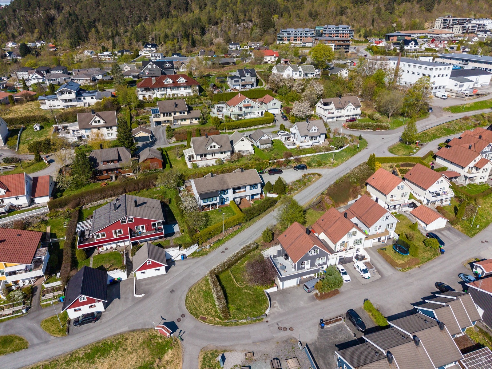 Boligen ligger flott til med kort vei til dagligvarebutikk, skole, barnehage og det meste man skulle trenge. Galleribilde