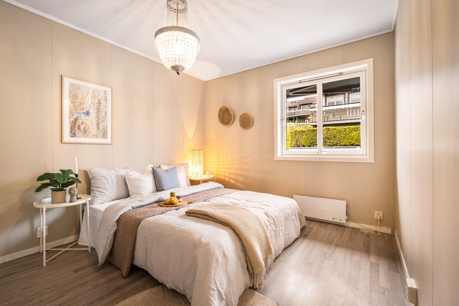 - Hovedsoverommet er malt i tidsriktige soothing beige og har plass til dobbeltseng med tilhørende møblement - Galleribilde