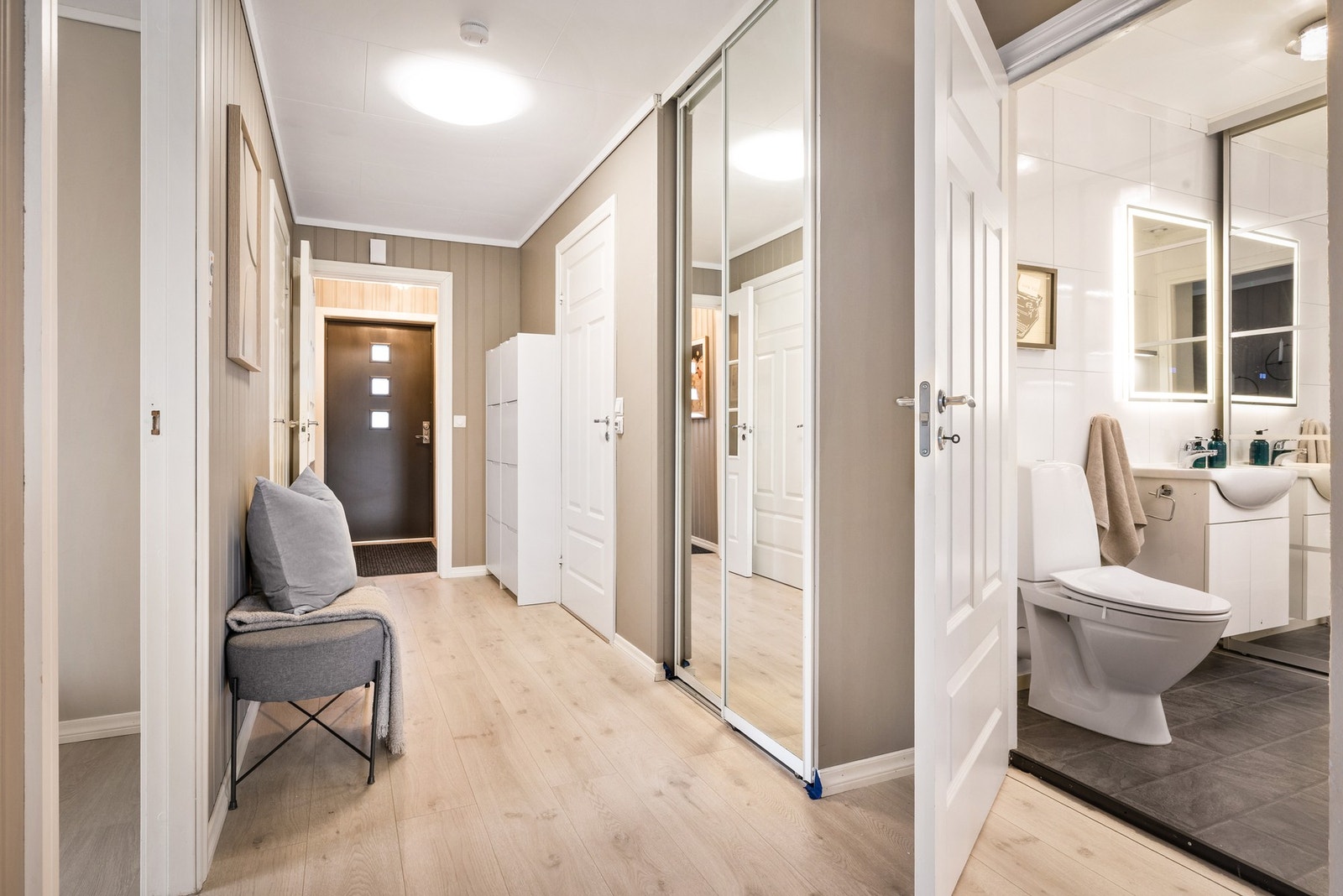 - Entréen er lys og innbydende, og setter tonen for resten av boligen - Galleribilde