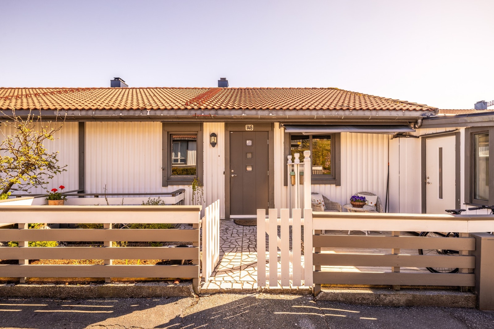 - Pent opparbeidet og lagt med naturstein og terrassedekke - Galleribilde
