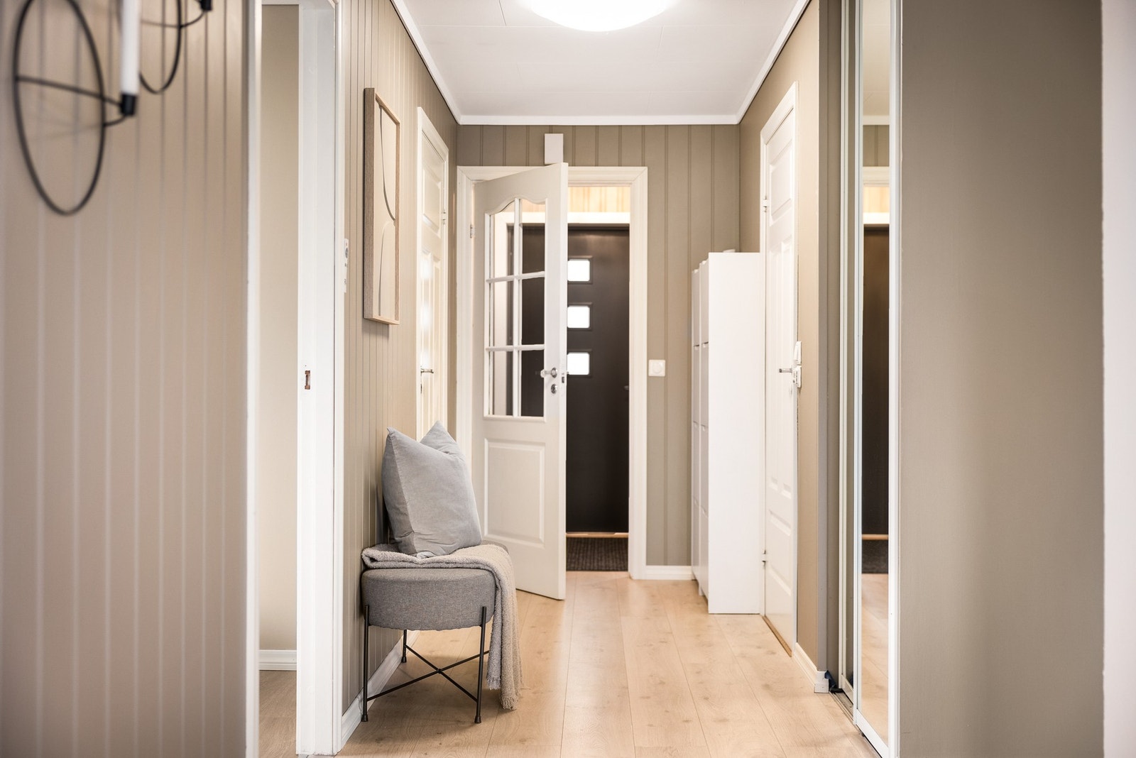 - Plassbygget skyvedørsgarderobe med speilfronter - Galleribilde