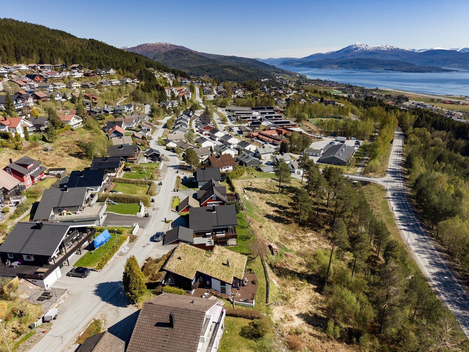 Eiendommen har flott utsikt mot fjord og fjell Galleribilde