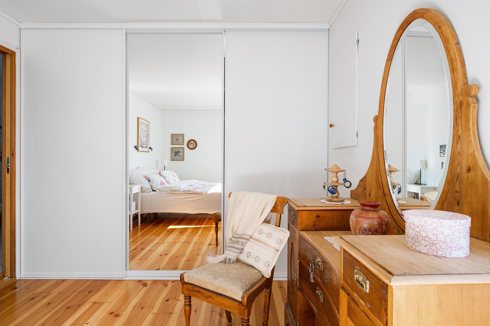 Soverom med skyvedørsgarderobe og lufteveranda Galleribilde