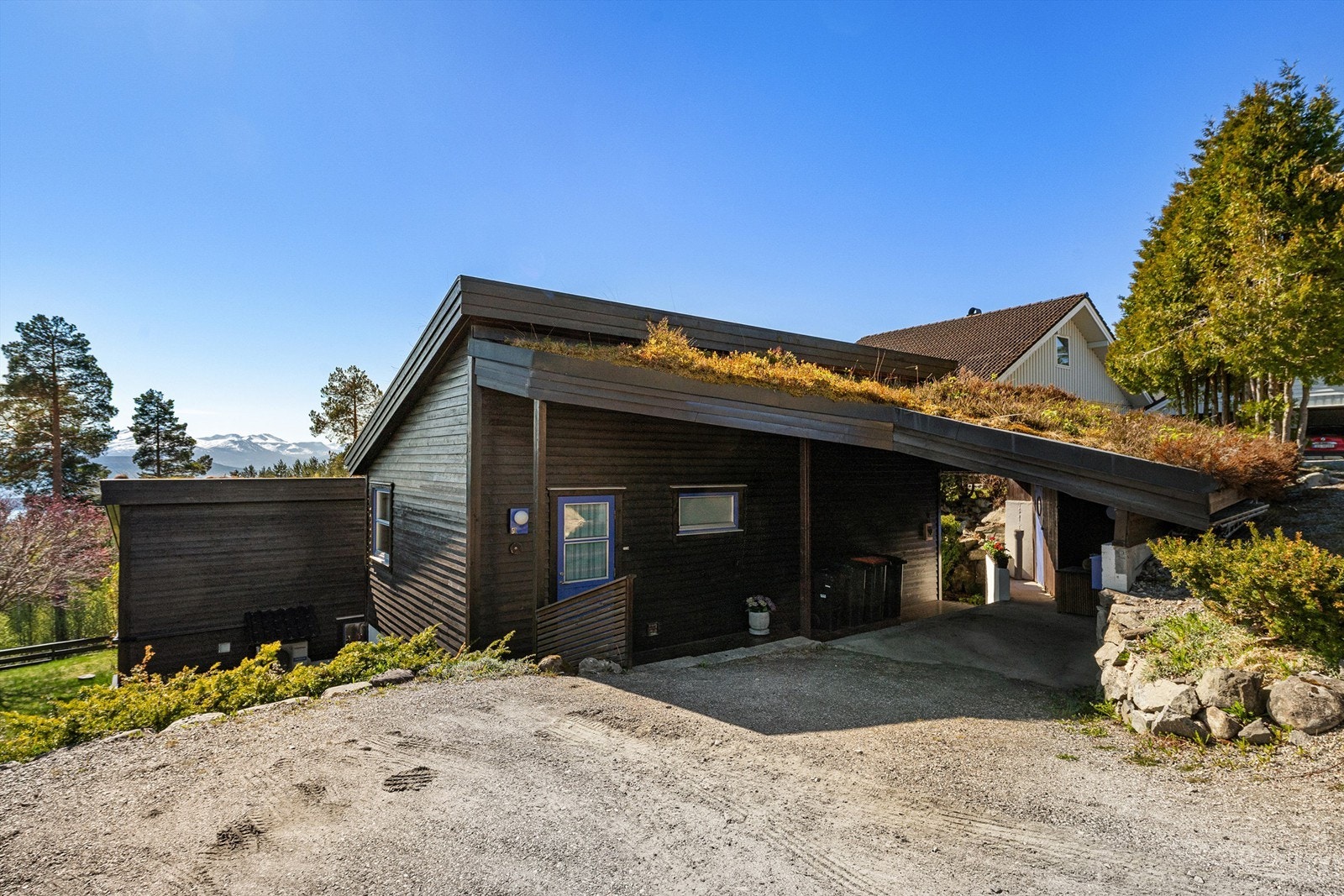 Innkjørsel og carport Galleribilde