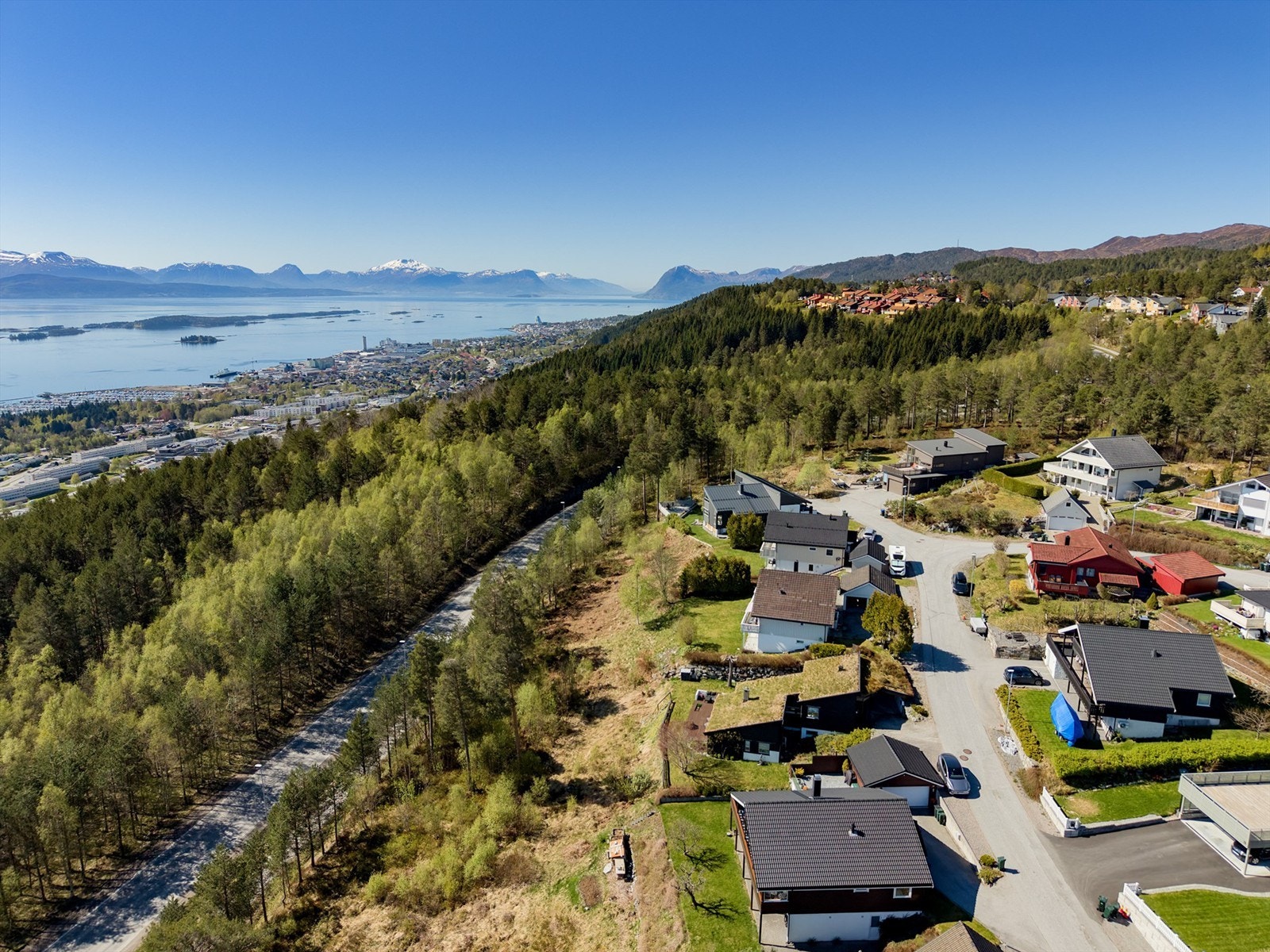 Skrytebilde tatt med drone av vakre Molde sett fra Råkhaugen i Nordbyen Galleribilde