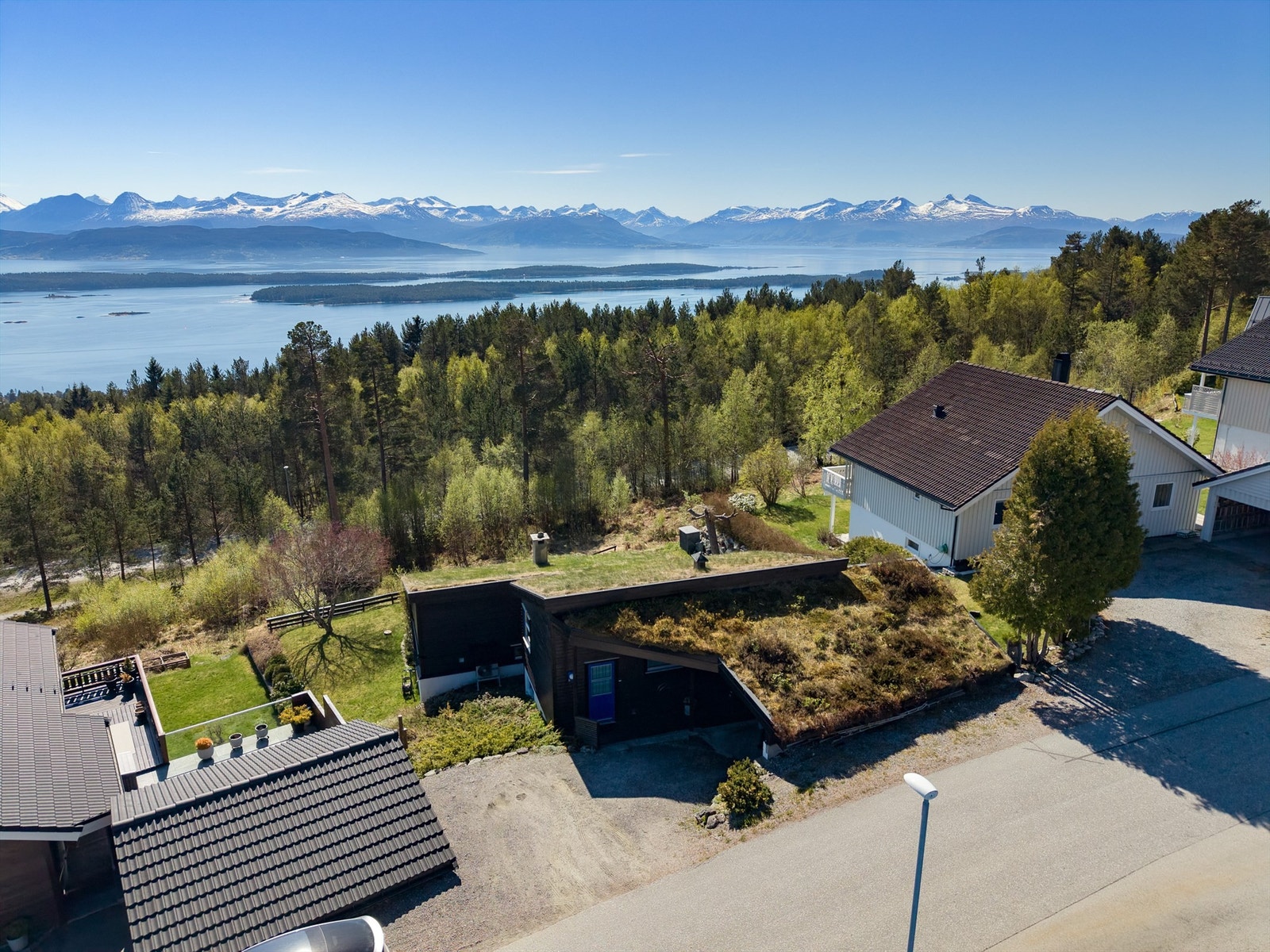 Eiet tomt på ca 480 m². Tomten har en høydeforskjell fra tomtegrense nord til tomtegrense syd på ca 4 meter. Galleribilde