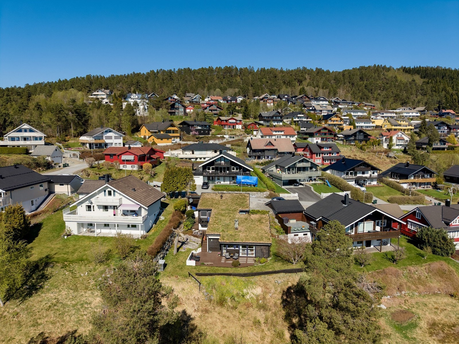 Boligen ligger i et veletablert boligområde i Nordbyen, ca 7 km nord/øst for Molde sentrum Galleribilde