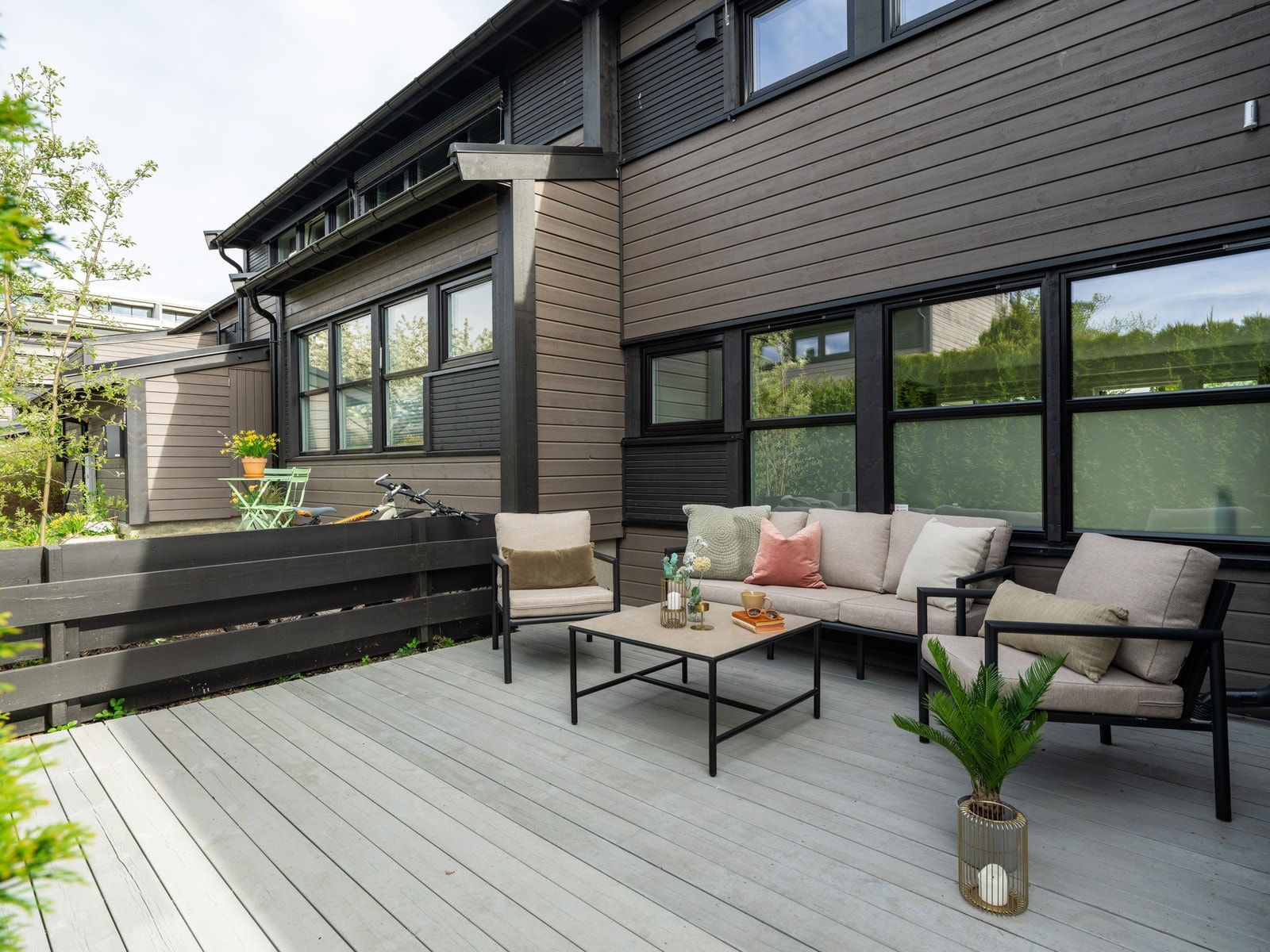 Ved inngangspartiet finner du nok en terrasse. Galleribilde