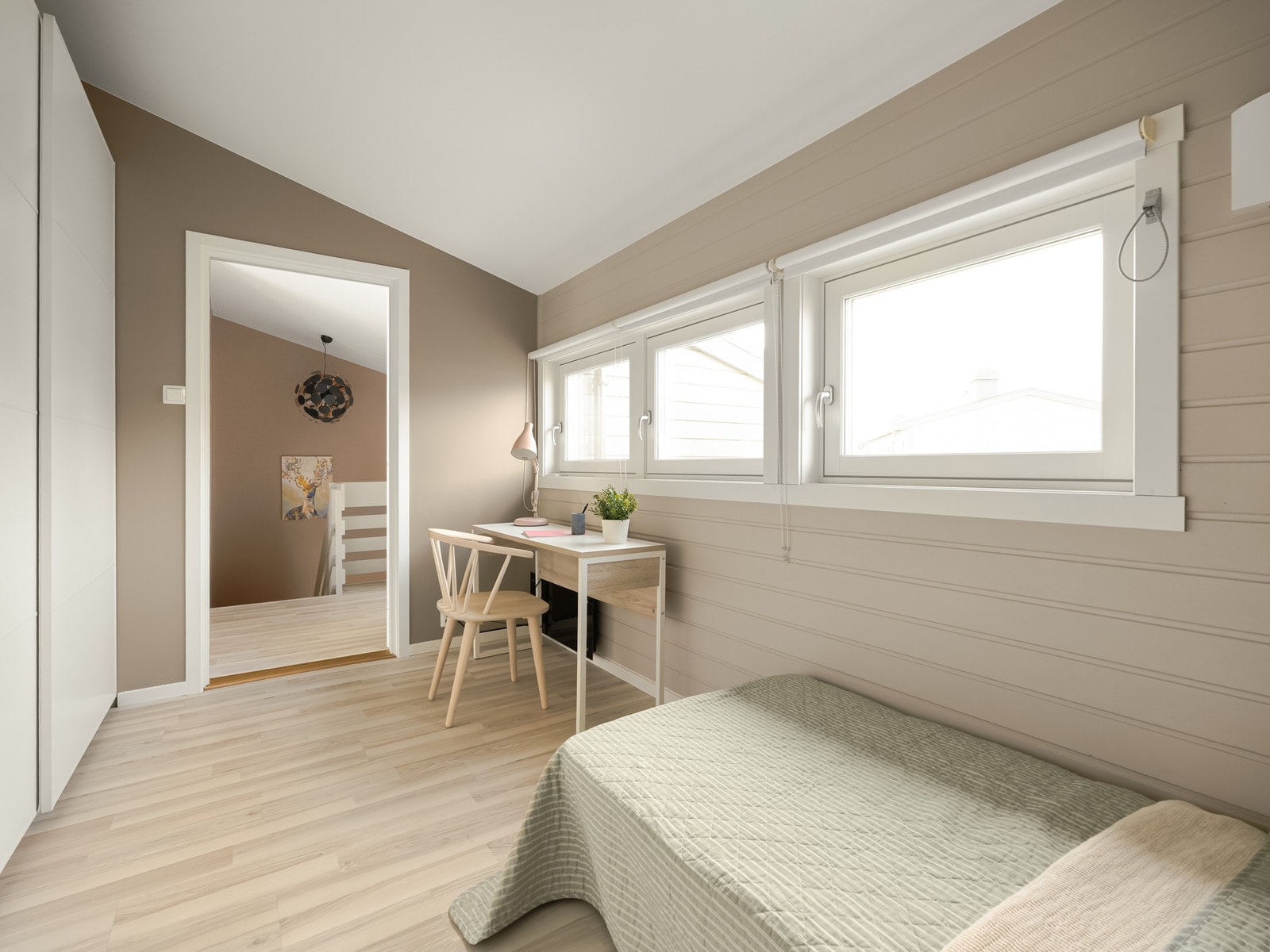 Her det det er stor garderobe og plass til både skrivebord og seng. Galleribilde