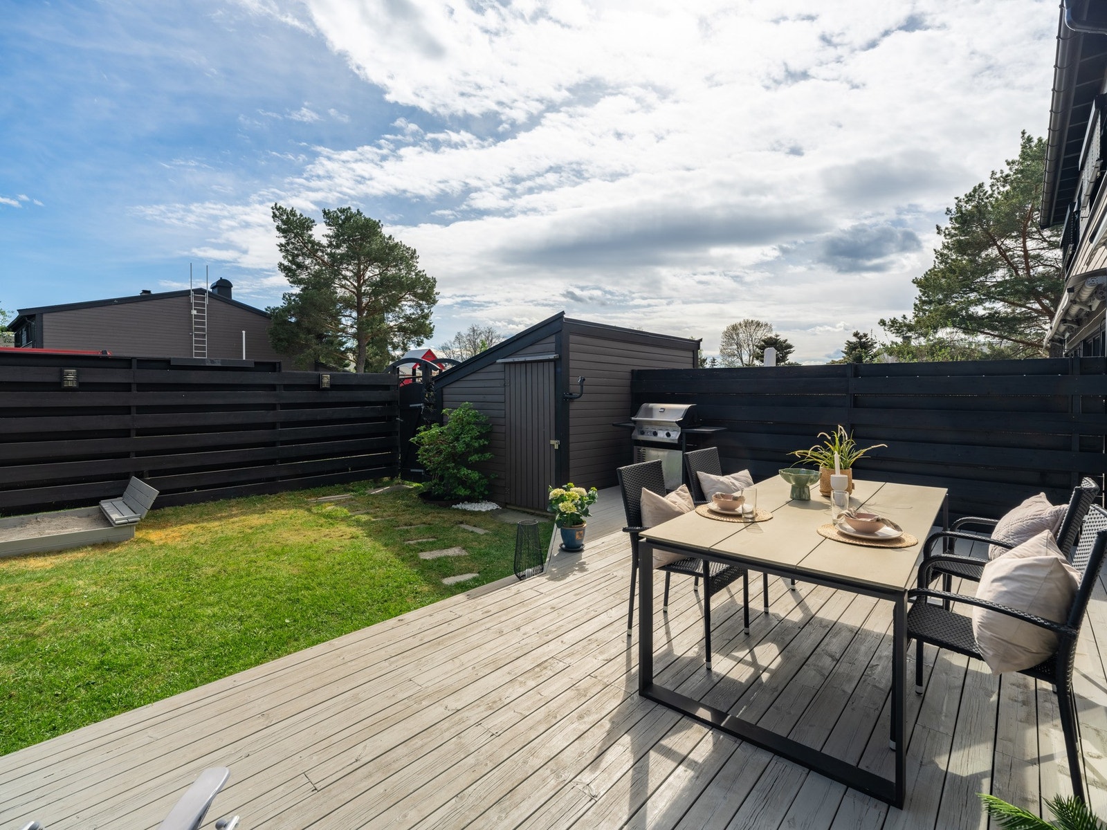 Her er både en stor platting på hele 31m2 og hage! Galleribilde