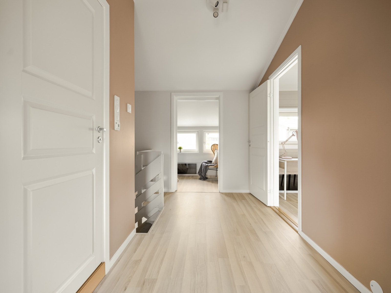 Gangen oppe er stor som gjør at alle rommene henger fint sammen. Døren til venstre er inngangen til badet. Galleribilde