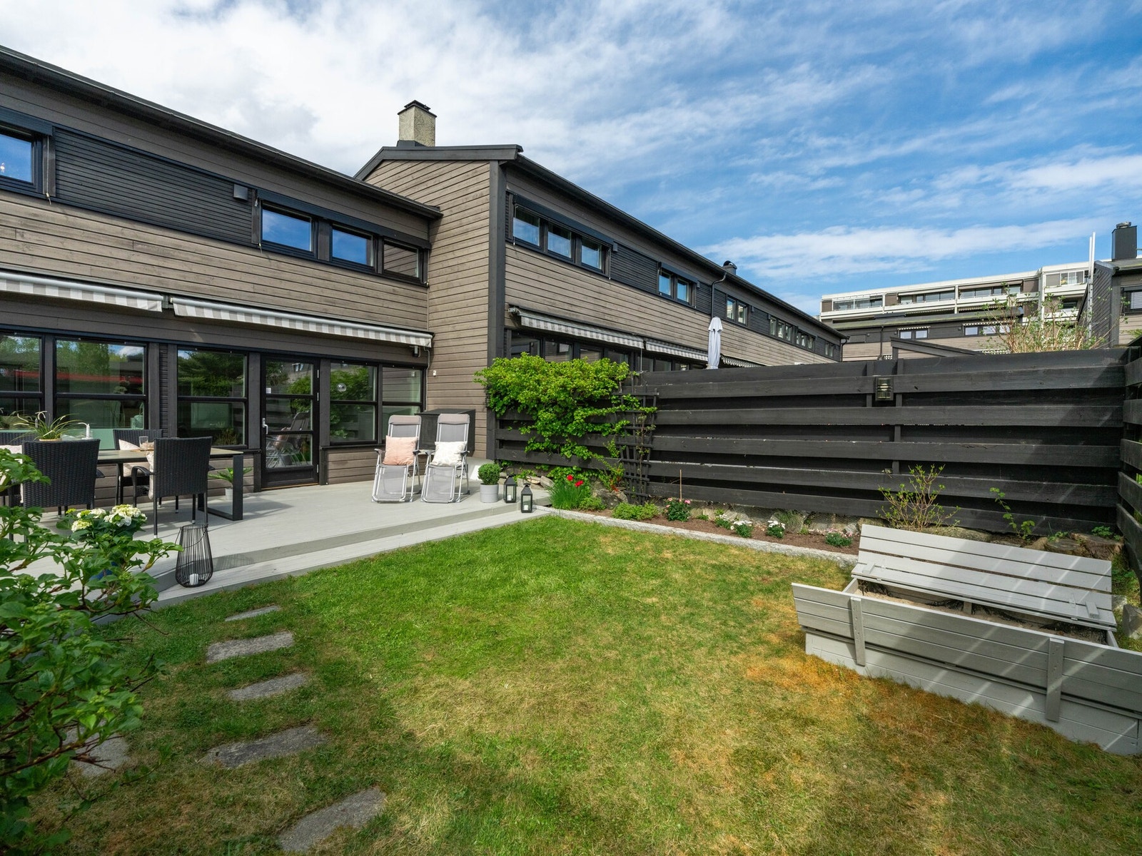 Er ikke dette nok? Da har du faktisk en terrasse på andre siden av boligen også. Den kommer vi tilbake til senere. Galleribilde