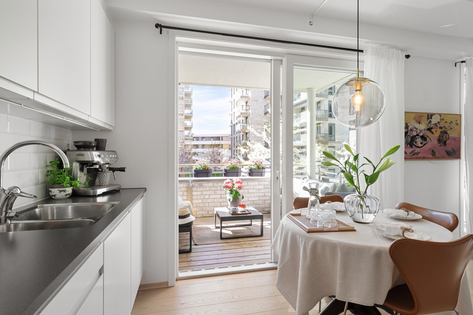 Fra kjøkkenet er det direkte utgang til balkongen, hvor det er god plass til grill - perfekt for å tilberede og nyte måltider både inne og ute. Galleribilde