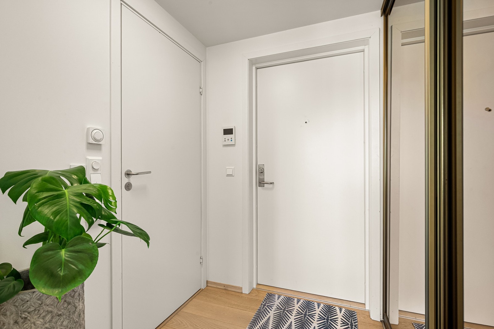 Entréen gir gode oppbevaringsmuligheter i praktisk skyvedørsgarderobe. Galleribilde