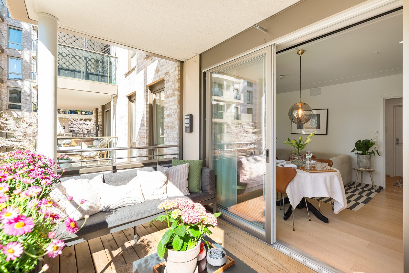 Balkongen har god plass til både utemøblement og grill. Galleribilde