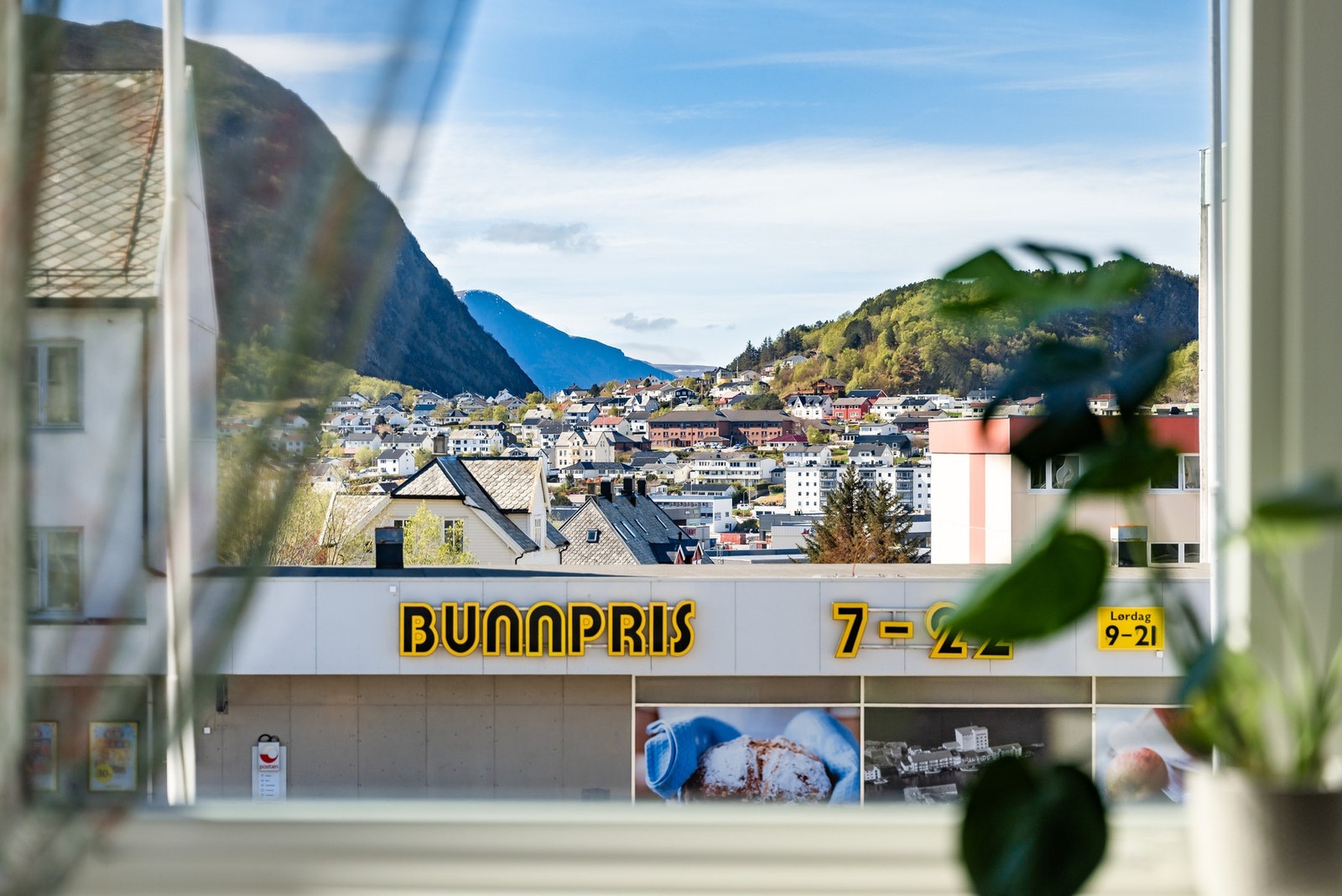 Fra stuevinduet er det flott utsikt mot Sukkertoppen og Skarbøvika. Dagligvarebutikken er kun et steinkast unna. Galleribilde
