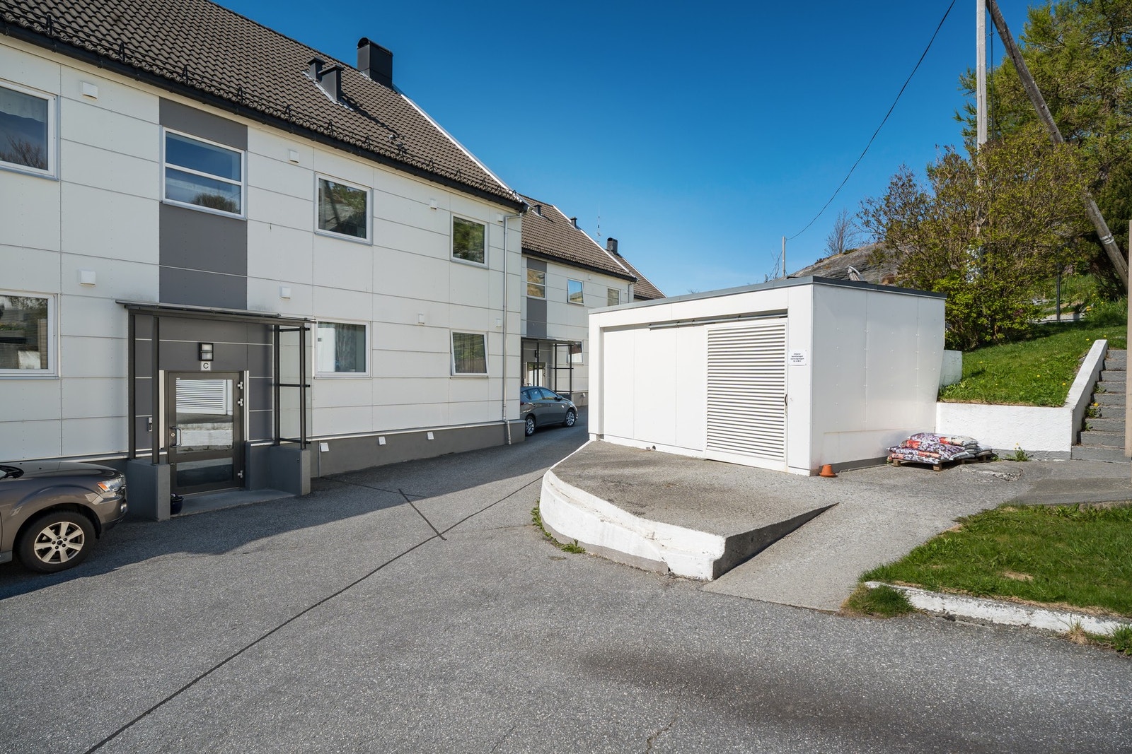Inngangspartiet til blokkene er overbygd. Galleribilde
