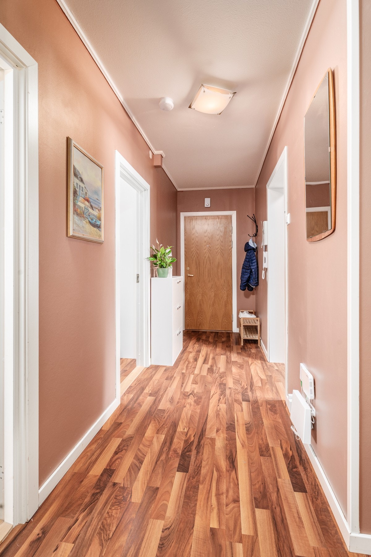 Leiligheten dekker et areal på 69m² og har en svært oversiktlig planløsning. Galleribilde