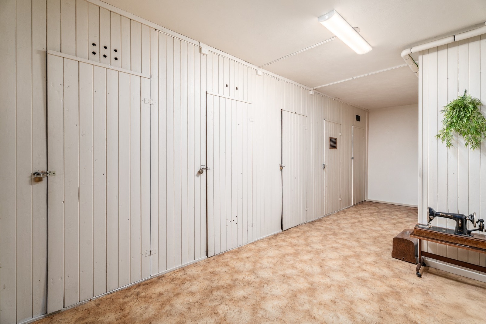 Leiligheten disponerer to boder i kjeller, målt opp til ca. 5 kvm. til sammen. Galleribilde