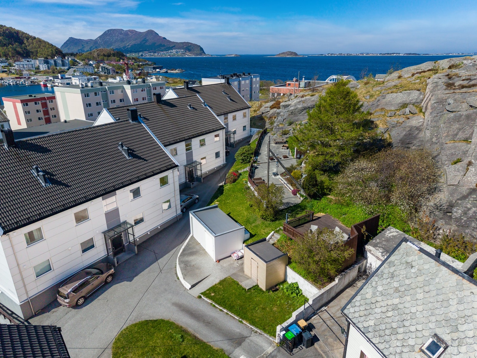 Borettslagets fellesområde er opparbeidet med solplasser, utemøblement, hekk og gressplen. Galleribilde